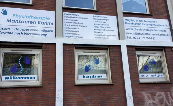 Hauswand mit Alu-Verbundplatte und Fensterfolierungen Physiotherapie Karimi
