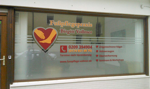 Schaufensterbeschriftung für die Mobile Fußpflegepraxis Birgitt Vollmer in Gelsenkirchen Buer